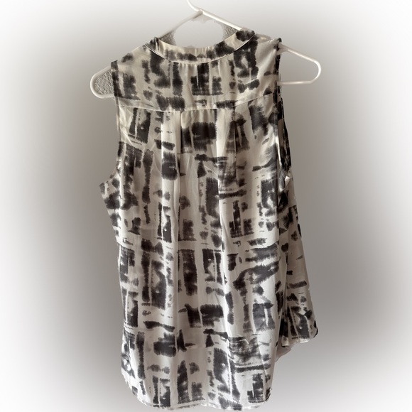 Size small grey and white sleeveless too - Picture 2 of 4